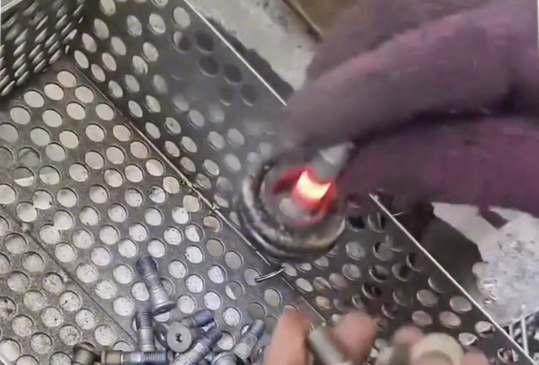 220V電就可以使用小型高頻退火機，適合各類小型零部件加熱淬火退火熱處理