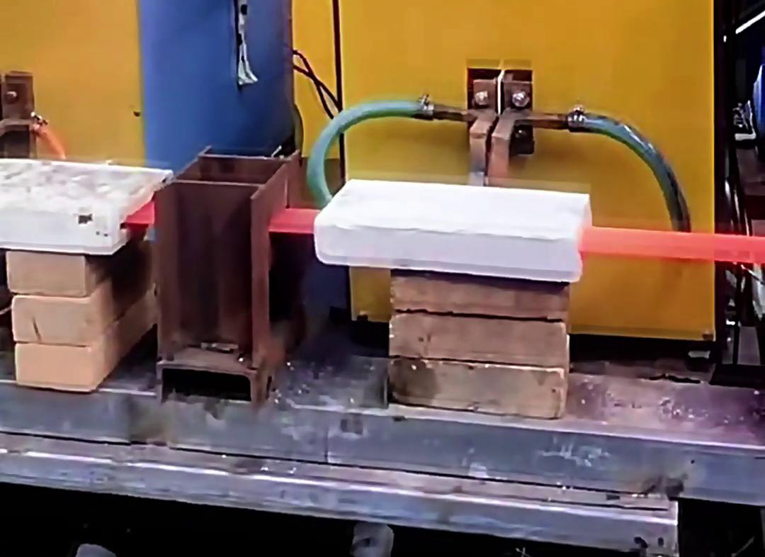 高頻感應(yīng)加熱機在熱軋鋼板生產(chǎn)線中可快速加熱鋼坯