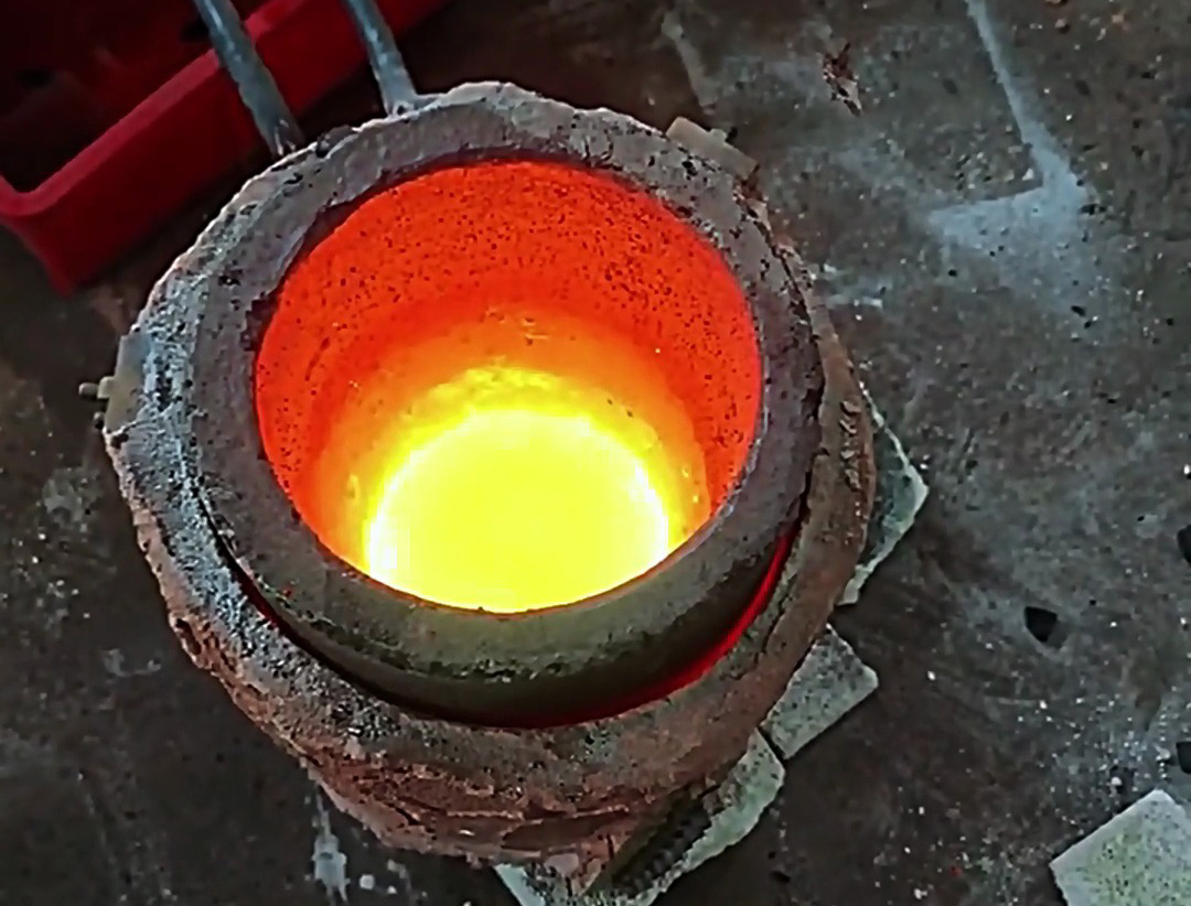 廢鐵熔煉可以選擇中高頻感應(yīng)熔煉爐，從1公斤到500千克不等熔煉量