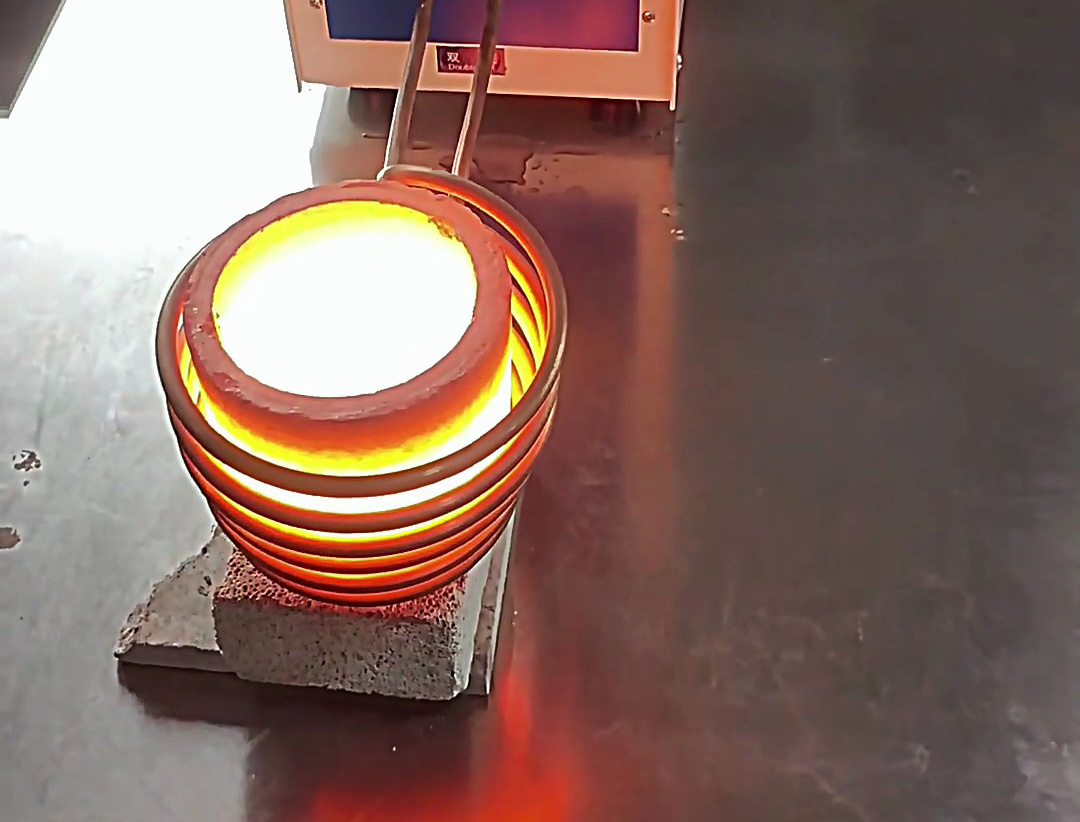 高頻熔煉爐熔煉溫度可以高達(dá)2500度，而中頻熔煉爐則為2000度