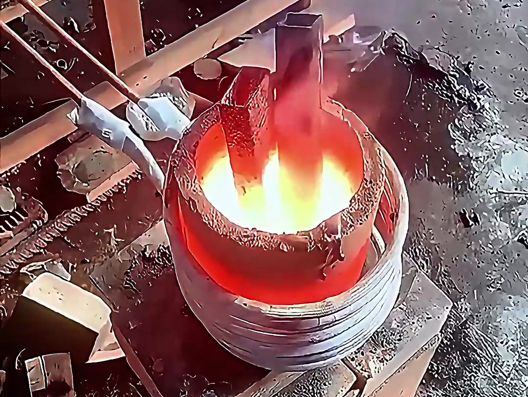 高頻金屬熔煉爐以高頻感應(yīng)加熱技術(shù)，將金屬加熱到熔點(diǎn)，實(shí)現(xiàn)金屬熔煉