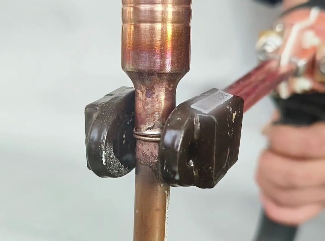 手持式高頻釬焊機：銅管焊接的靈活高效解決方案