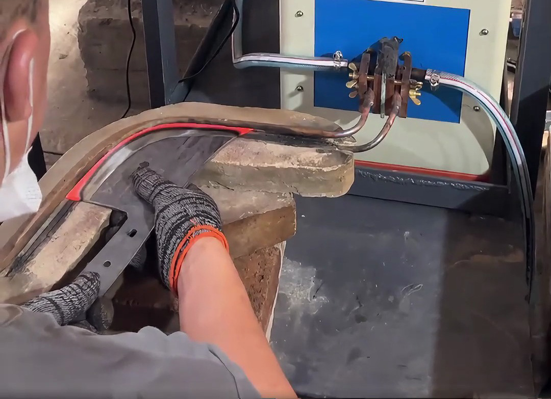 操作員專業(yè)演示：如何用高頻率淬火提升刀具耐用度？