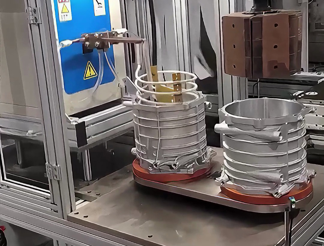 帶智能溫控中頻加熱設(shè)備：熱配合場景的 “精準(zhǔn)裝配專家”，適配電機(jī)轉(zhuǎn)子、管軸軋輥等工藝(圖1)