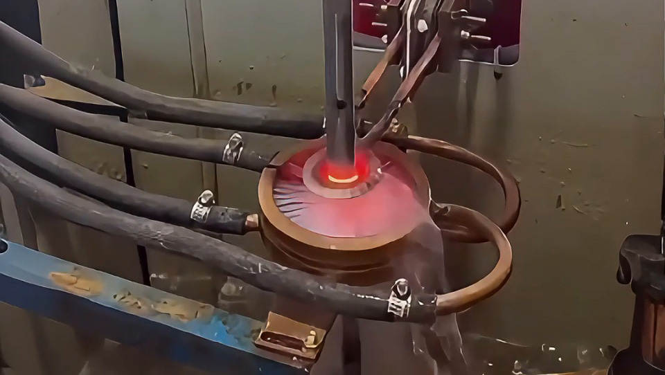 超高頻淬火機(jī)床，它的特點就是頻率高，淬火層深淺，適合表面淬火熱處理