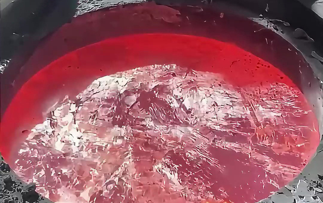 200公斤鋁熔煉爐內(nèi)部揭秘！高溫下的紅色液體太震撼了