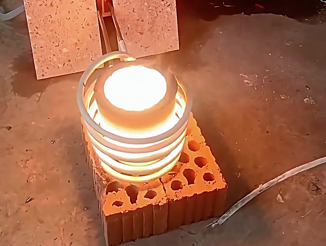 海瑞拓 5 公斤小型高頻熔煉爐：380V 三相電驅(qū)動(dòng)，坩堝 / 手搖傾倒雙模式適配多場(chǎng)景