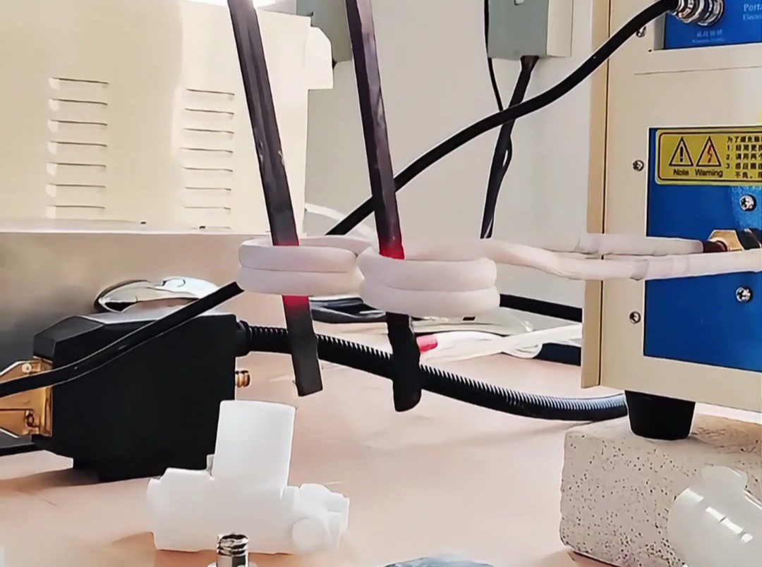 高頻加熱機(jī)一拖二同時(shí)加熱，生產(chǎn)效率翻倍！