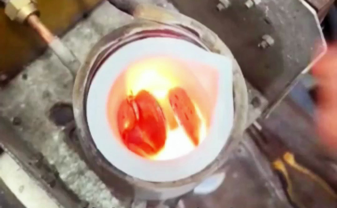 鉑金熔煉的奧秘，中頻熔金機(jī)原來是這樣熔煉貴金屬的！