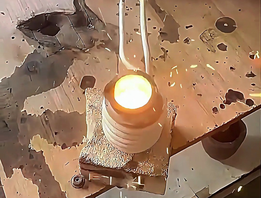 公斤小爐藏大能量：海瑞拓高頻熔煉爐，2200℃高溫精準(zhǔn)把控