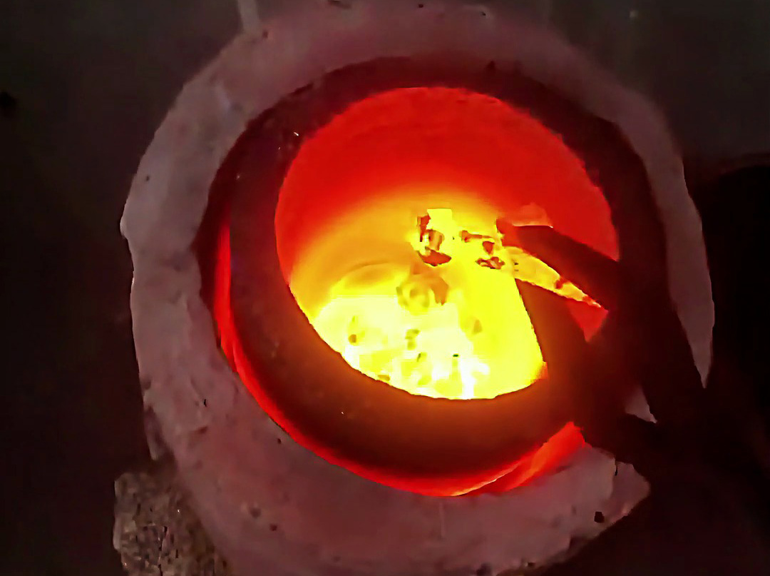 小型金屬鑄造、小批量熔煉看過來！簡易式中頻熔煉爐