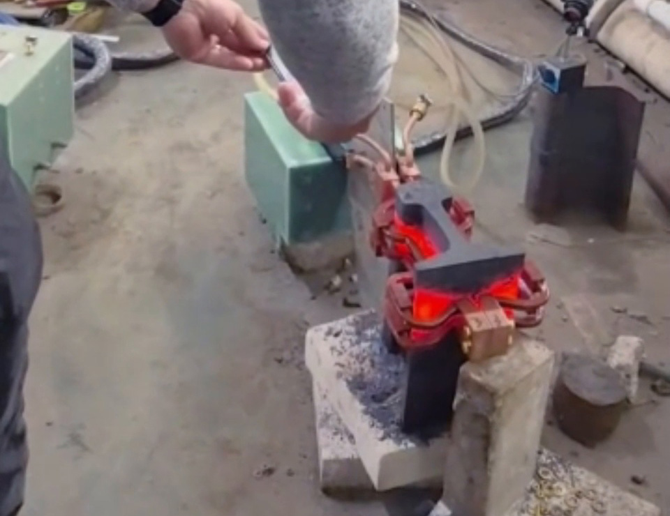 鋼軌正火工藝升級(jí)！海瑞拓中頻加熱機(jī)，高效賦能軌道鋼