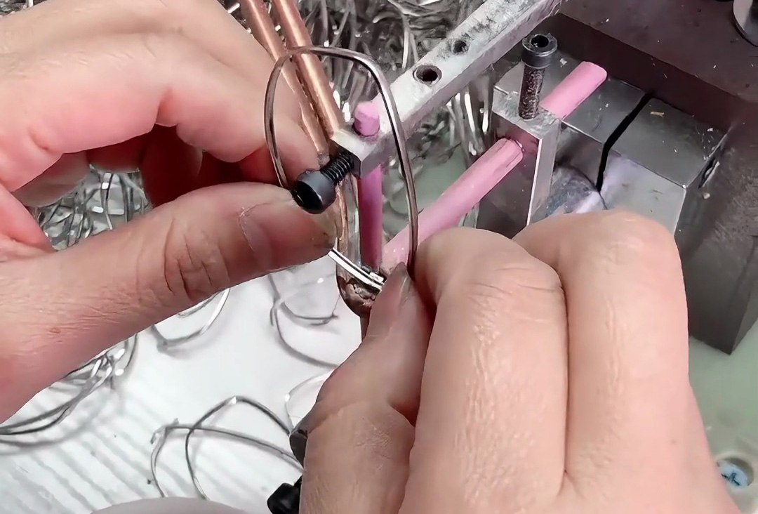 220V民用電壓！海瑞拓超高頻焊接機(jī)，眼鏡架/首飾