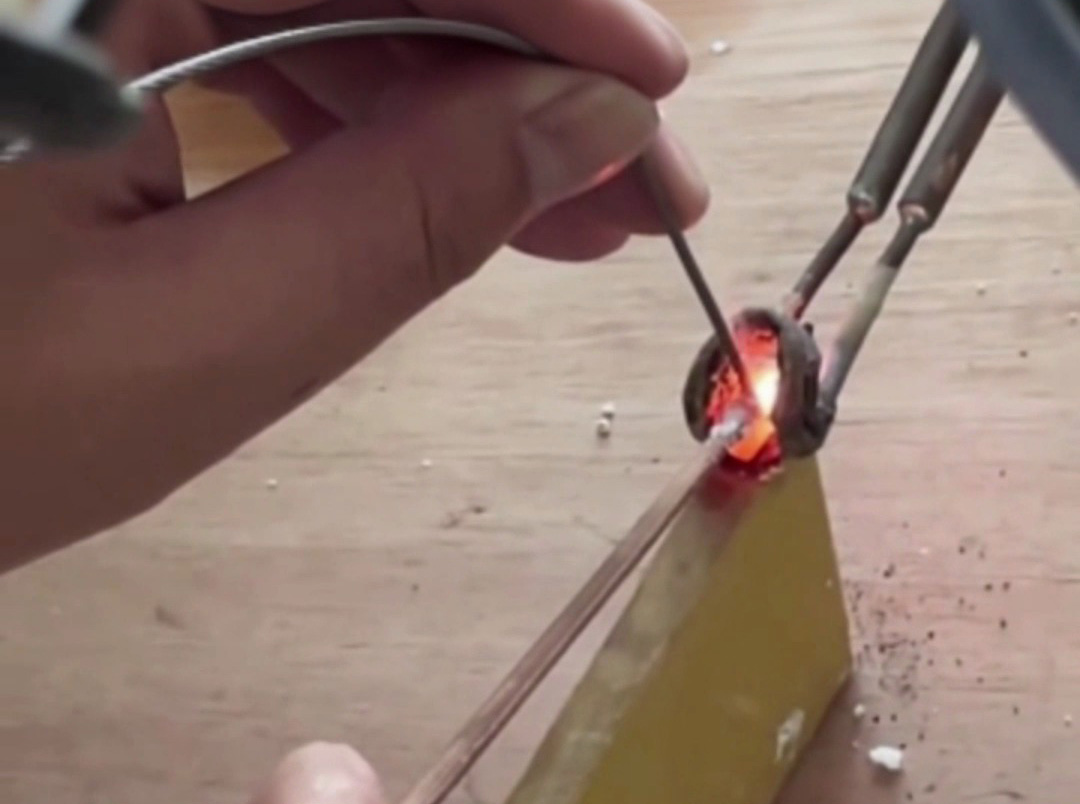 不銹鋼絲-不銹鋼頭釬焊實(shí)測(cè)！海瑞拓高頻焊機(jī)+銅焊料