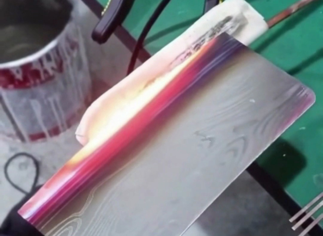 你以為菜刀淬火很復(fù)雜？高頻淬火這種技術(shù)顛覆認(rèn)知！