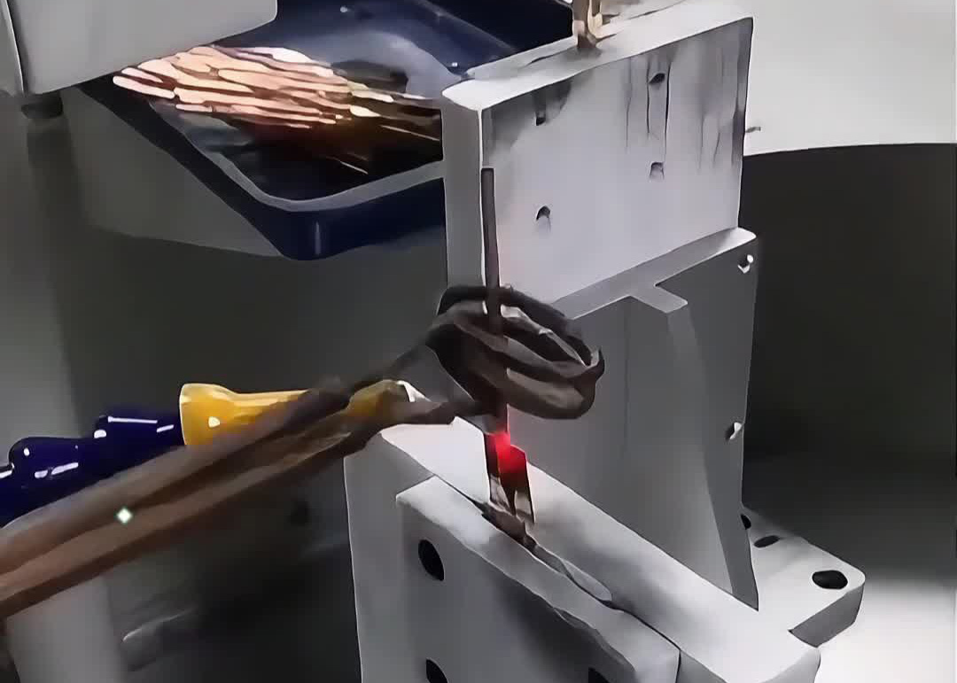 散熱器毛細(xì)銅管和銅板焊接的局部過程，人工上料的半自動(dòng)高頻焊接方式