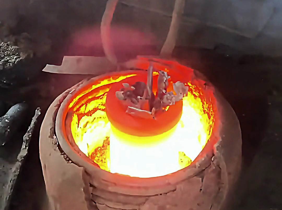 鎳合金熔煉嘗試，小型熔煉爐溫度可達(dá)1800度以上