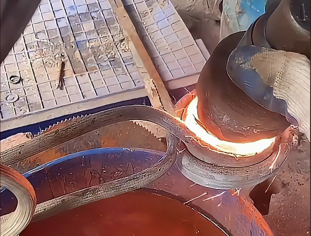 貴金屬變現(xiàn)要快！高頻加熱機(jī)熱拆截齒鎢鋼頭，拆完直接賣錢