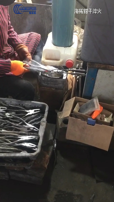 鉗子感應(yīng)加熱淬火 老虎鉗淬火現(xiàn)場(chǎng)