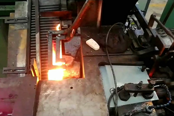 自動(dòng)輸送上料中頻鍛造爐