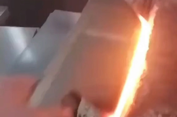 用高頻淬火機(jī)對菜刀淬火熱處理