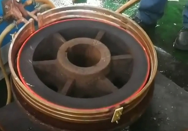 淬火機淬火時無需人工操作，淬火一鍵完成，節(jié)約人力成本。