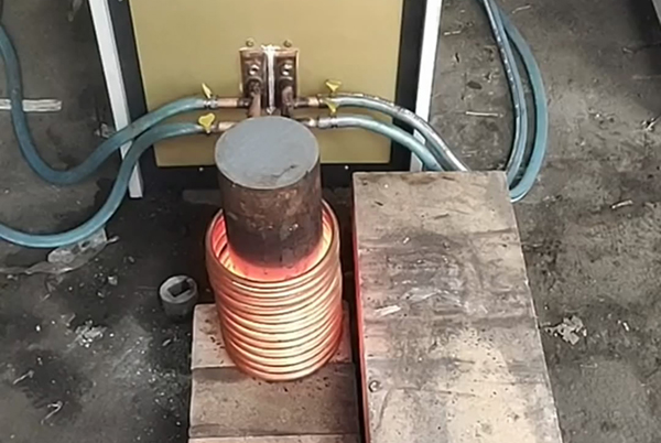 感應(yīng)加熱鍛造橫向磁場(chǎng)加熱速度快,溫度均勻性好(圖2)